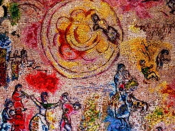 Par Peterfitzgerald (wikitravel) [CC BY-SA (//commons.wikimedia.org/wiki/File:Chagall%27s_Four_Seasons.jpg)], via Wikimedia Commons