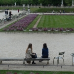 Attribution : Source : Friends - Jardin du Luxembourg- Paris - Author : Guilhem Vellut from Paris, France