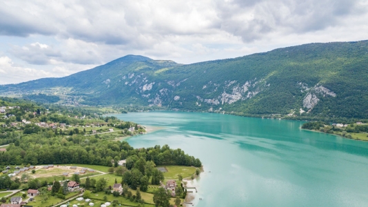 Le lac d'Aiguebelette en Savoie