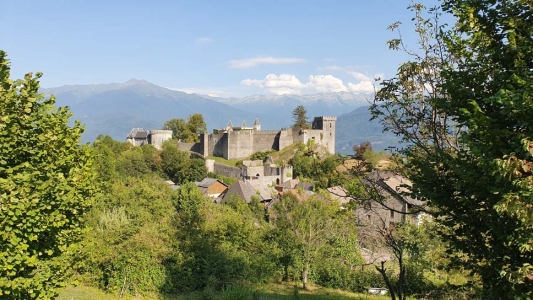 Le château de Miolans dans la combe de Savoie